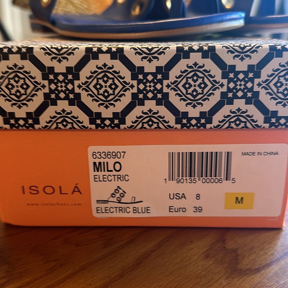 ISOLA electric blue grommet toe ring flat sandals. New in box. Size 8M - Picture 4 of 4